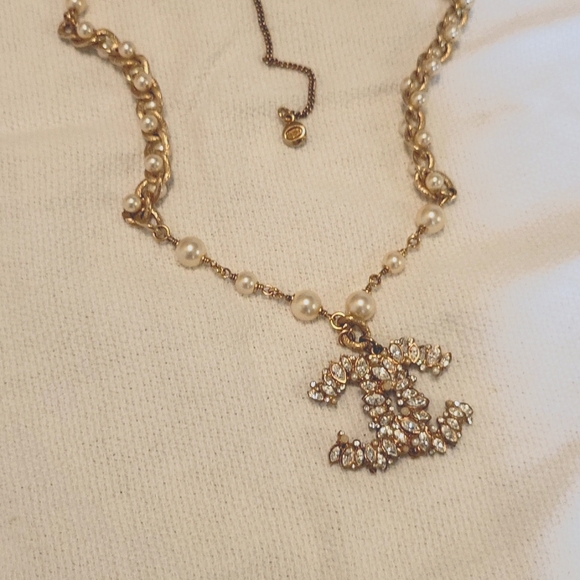 Chanel Classic Gold, Pearl, and Crystal Necklace- Limited Edition Vintage - Picture 5 of 10